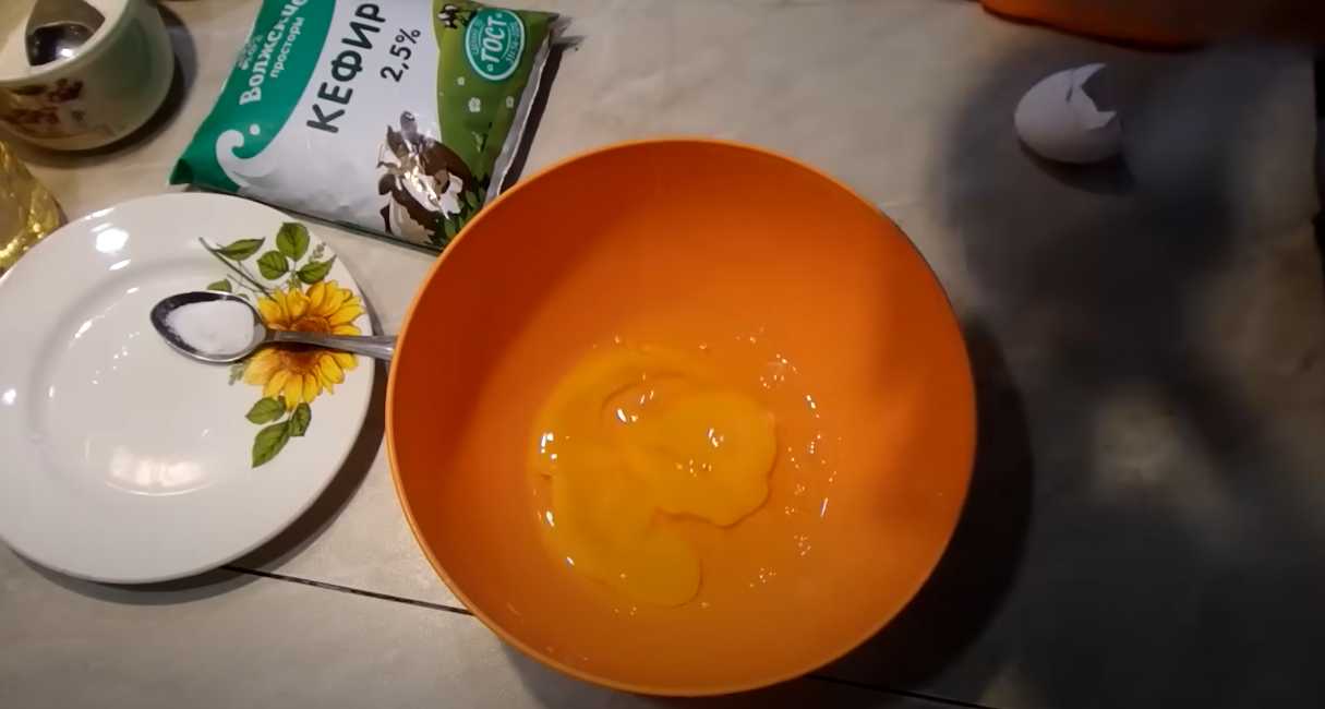 Crêpes au kéfir avec trous. Étape 1