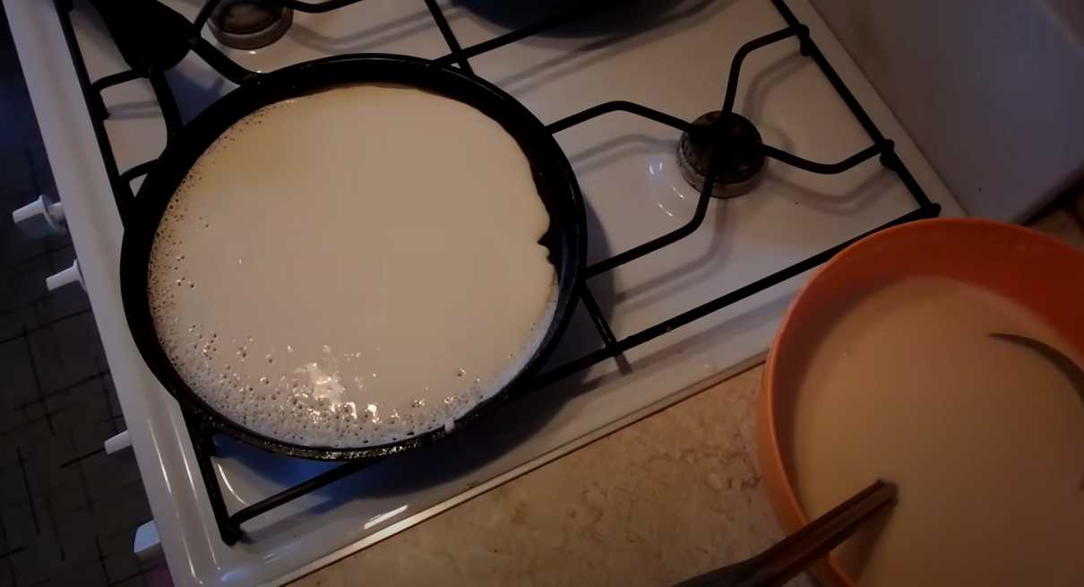Crêpes au kéfir avec trous. Étape 8