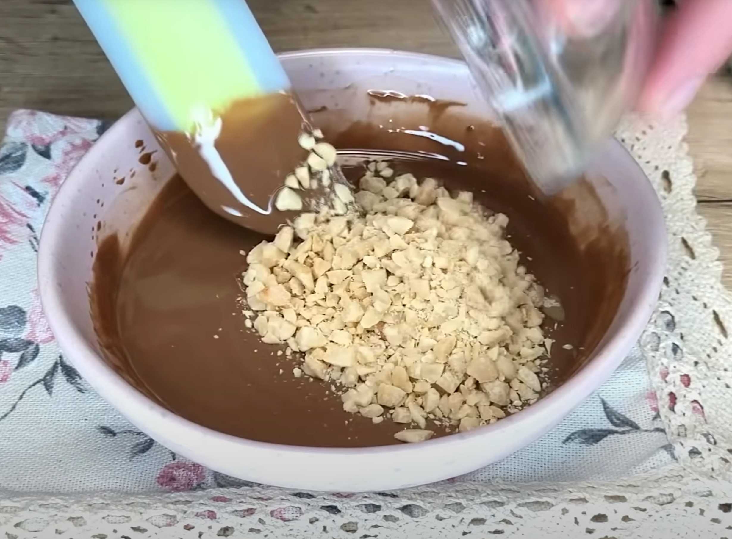 Gâteau Snickers au caramel et aux cacahuètes - Étape 18