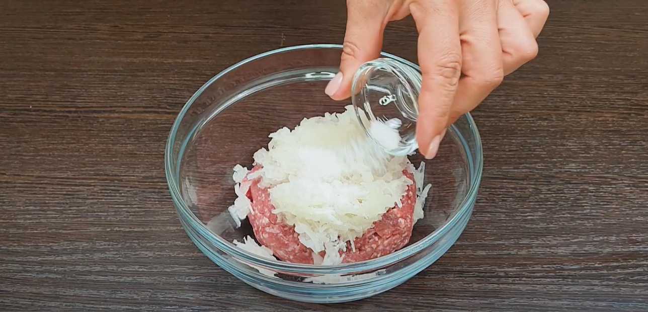 Soupe classique de boulettes de viande et nouilles - Étape 2