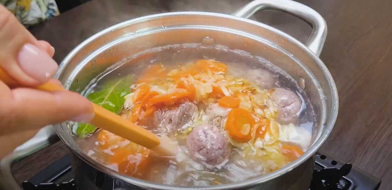 Soupe classique de boulettes de viande et nouilles - Étape 8