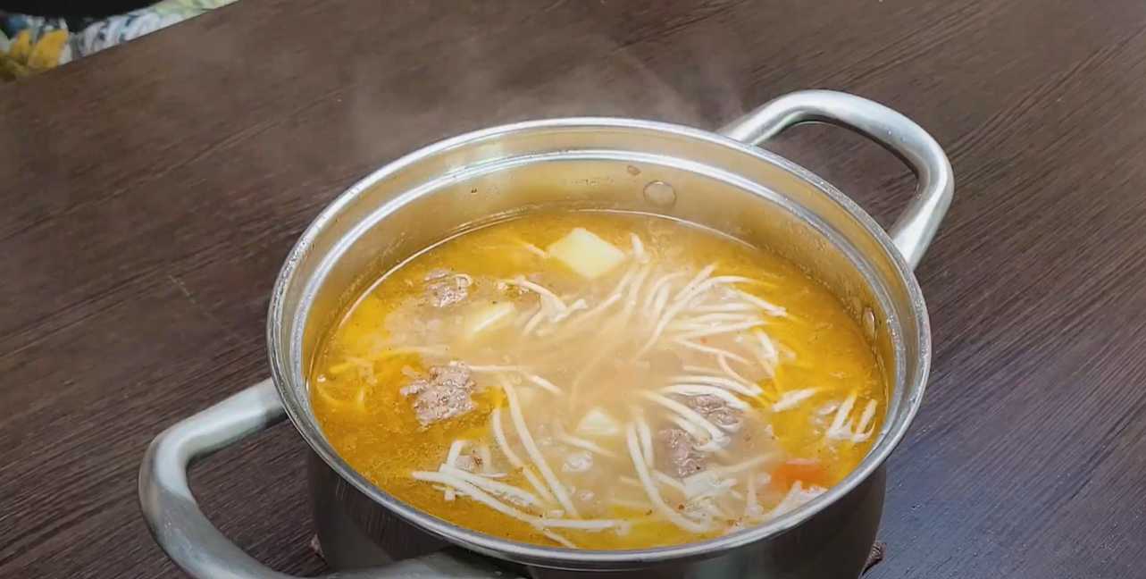 Soupe classique de boulettes de viande et nouilles - Étape 10