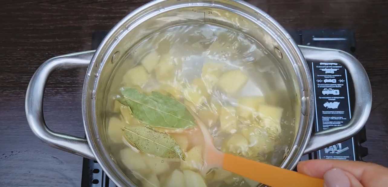 Soupe classique de boulettes de viande et nouilles - Étape 5