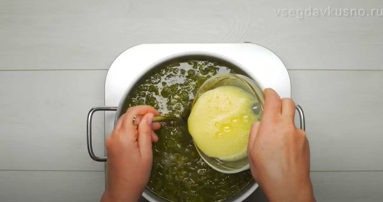 Soupe classique à l'oseille, aux œufs et au poulet - Étape 8