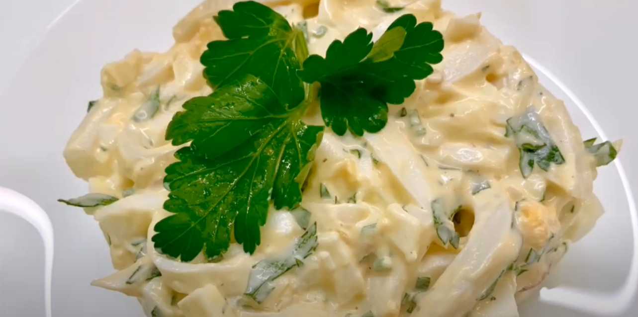 Salade classique de calamars aux œufs et aux oignons - Étape 9