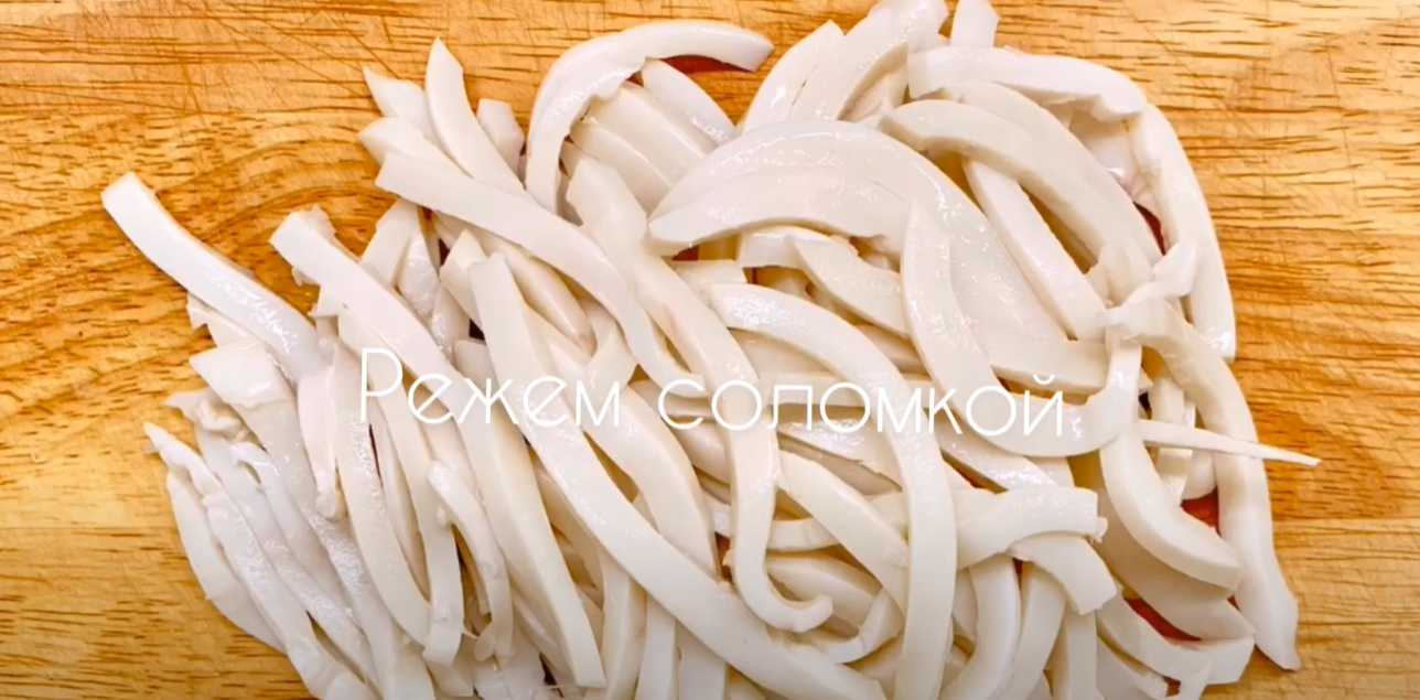 Salade classique de calamars aux œufs et aux oignons - Étape 4