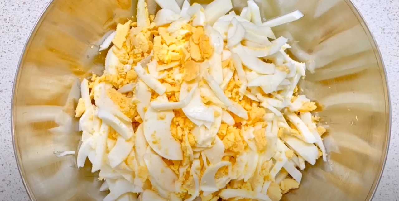 Salade classique de calamars aux œufs et aux oignons - Étape 6