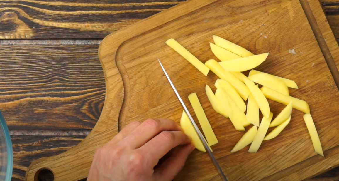 Pommes de terre sautées aux saucisses à la poêle - Étape 1