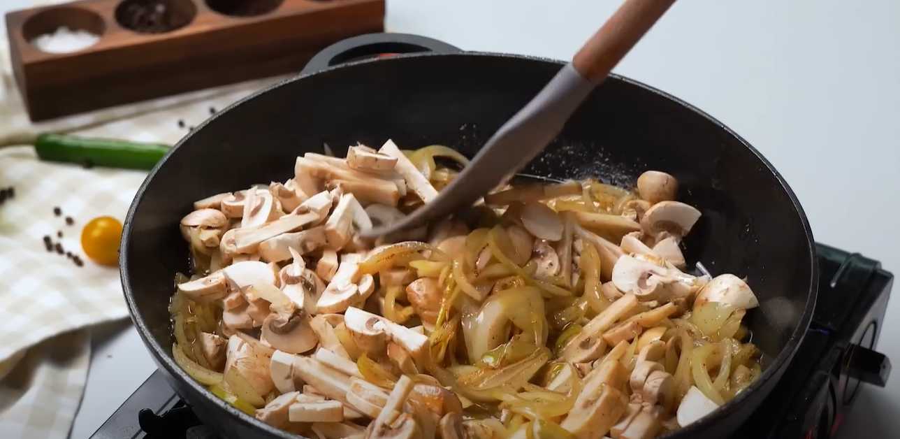 Poulet frit aux champignons et aux oignons - Étape 8