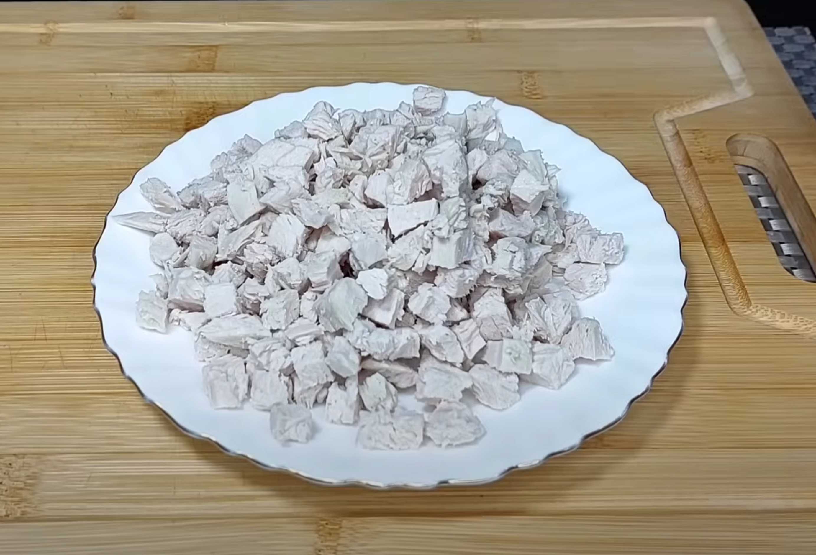 Salade de chrysanthèmes aux frites et aux champignons - Étape 3