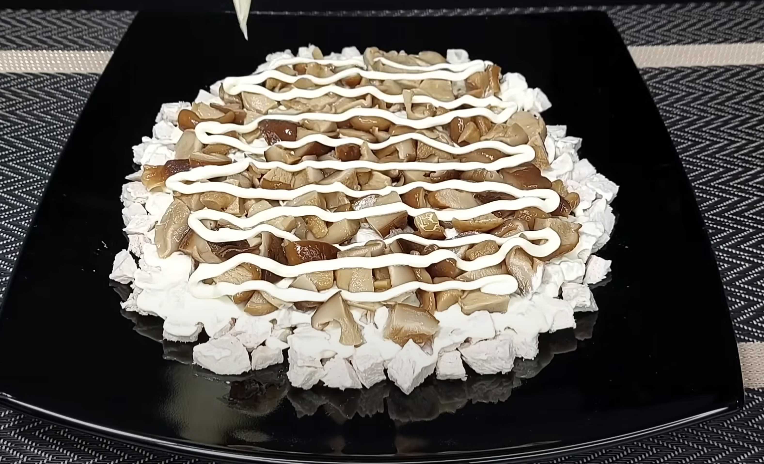 Salade de chrysanthèmes aux frites et aux champignons - Étape 5