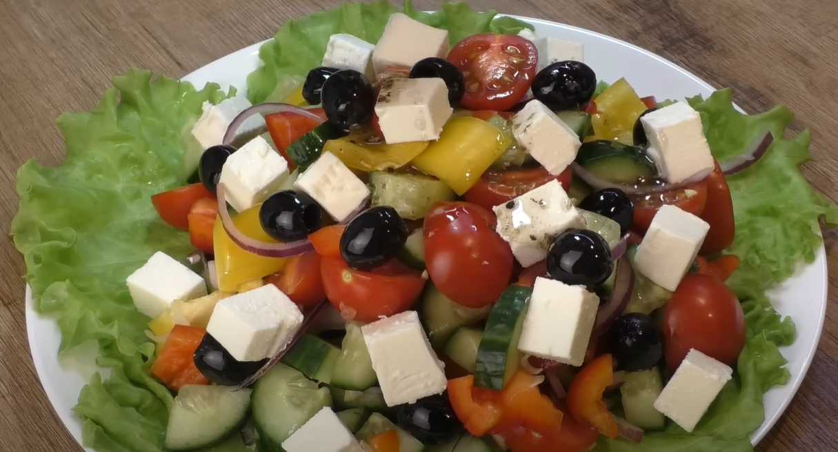 Salade grecque à la feta et aux olives - Étape 9
