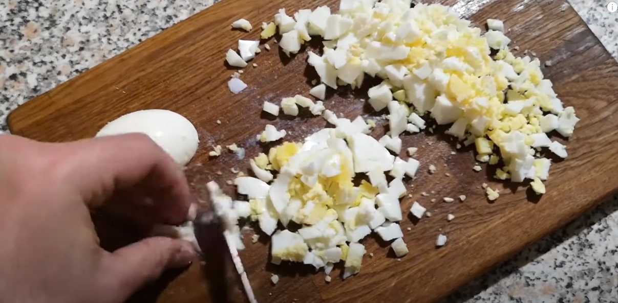 Salade Stolichny classique au poulet et aux cornichons - Étape 3