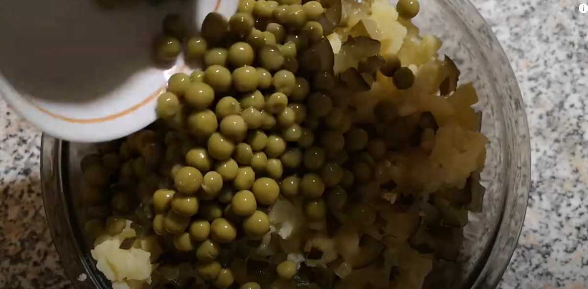 Salade Stolichny classique au poulet et aux cornichons - Étape 6