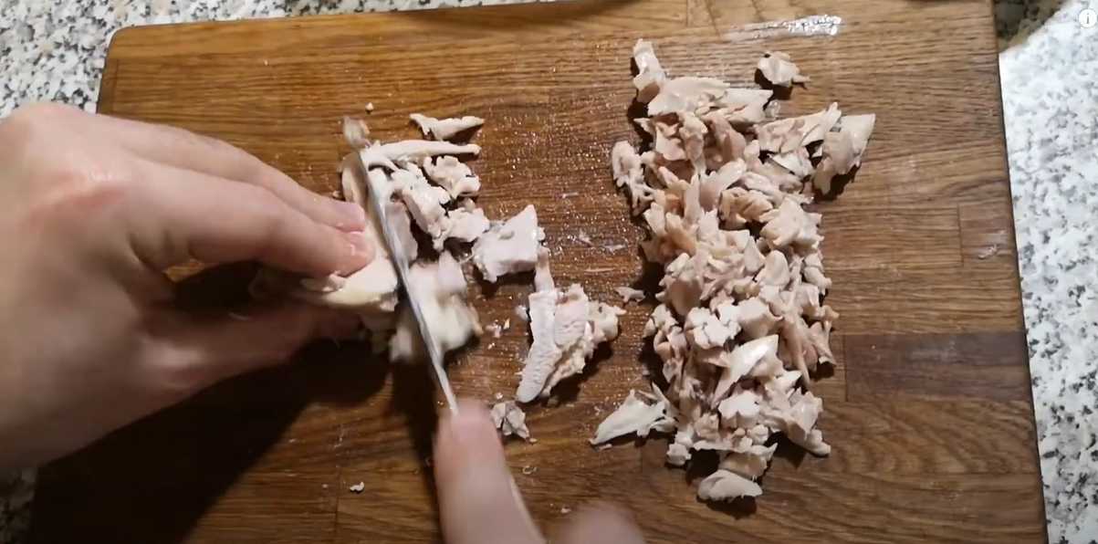 Salade Stolichny classique au poulet et aux cornichons - Étape 2