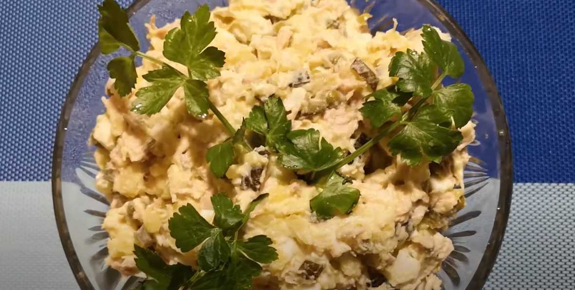 Salade Stolichny classique au poulet et aux cornichons - Étape 8