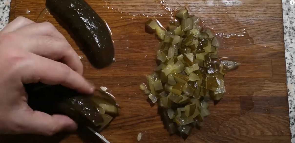 Salade Stolichny classique au poulet et aux cornichons - Étape 5