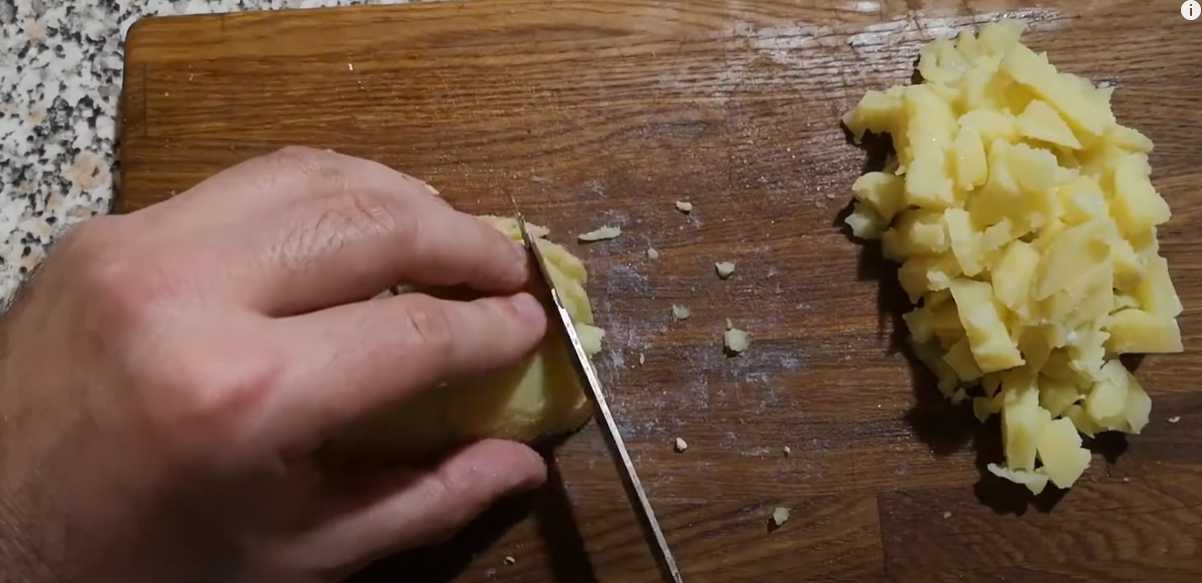 Salade Stolichny classique au poulet et aux cornichons - Étape 4