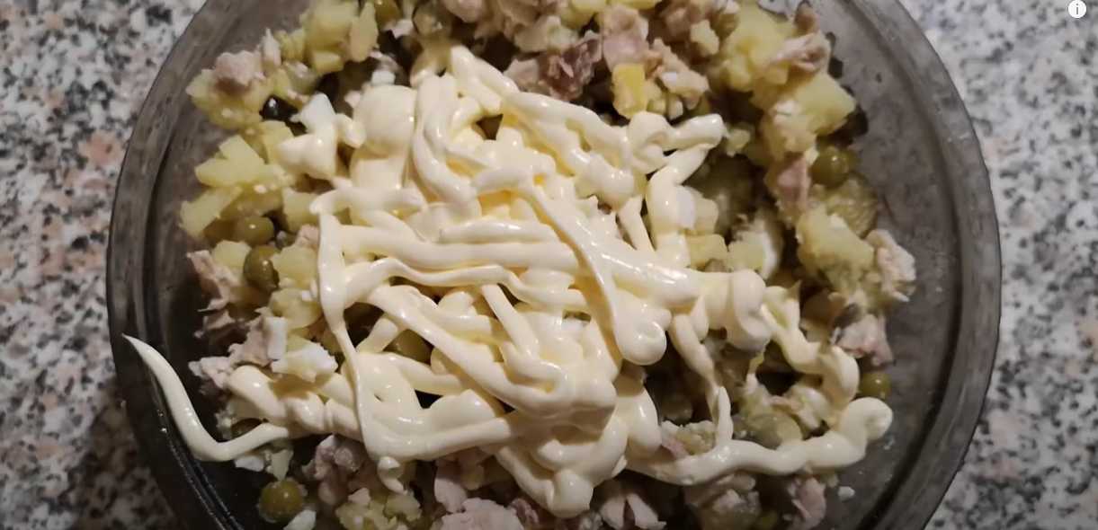 Salade Stolichny classique au poulet et aux cornichons - Étape 7