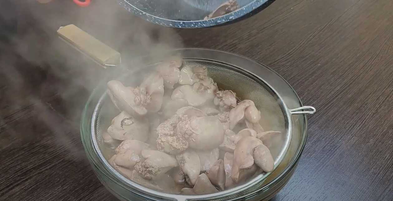 Foie de poulet aux œufs et aux légumes - Étape 2
