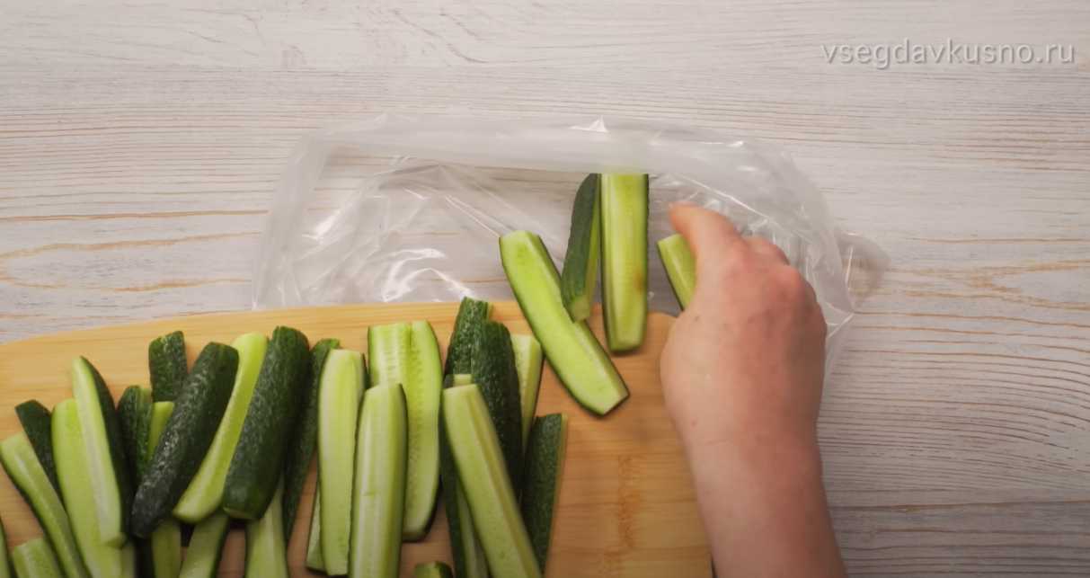 Concombres légèrement salés en sachet - Étape 2