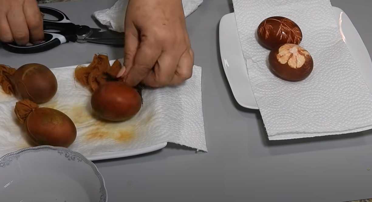 Œufs de Pâques dans des pelures d'oignon - Étape 6