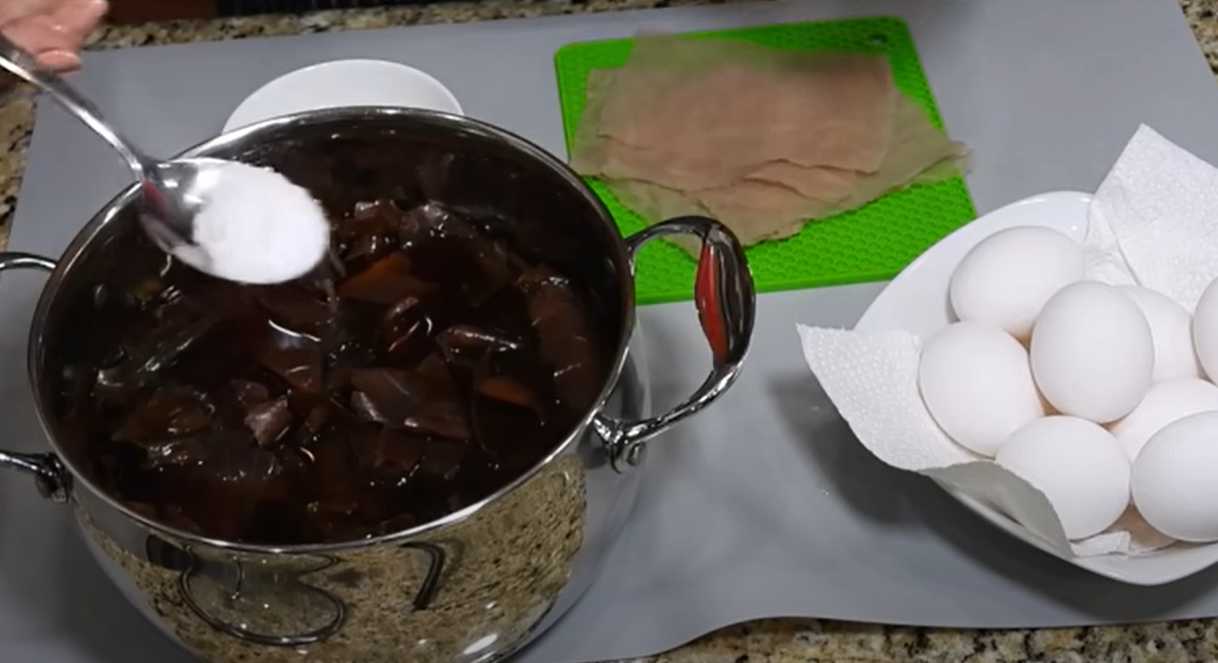 Œufs de Pâques dans des pelures d'oignon - Étape 3