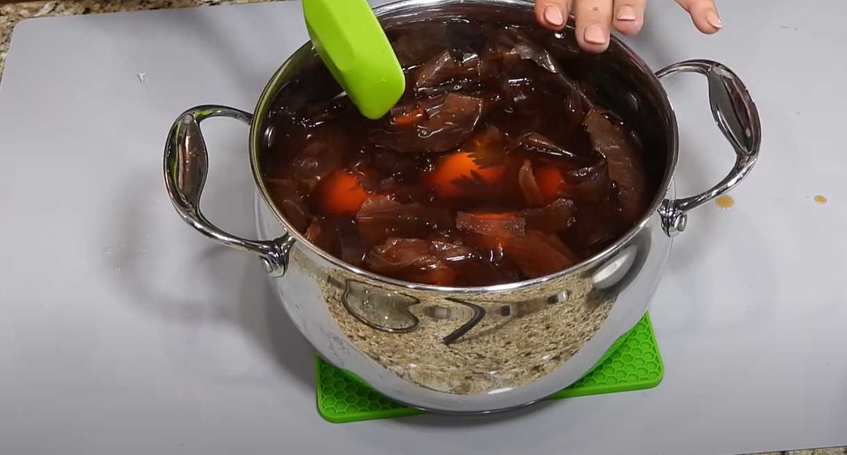 Œufs de Pâques dans des pelures d'oignon - Étape 5