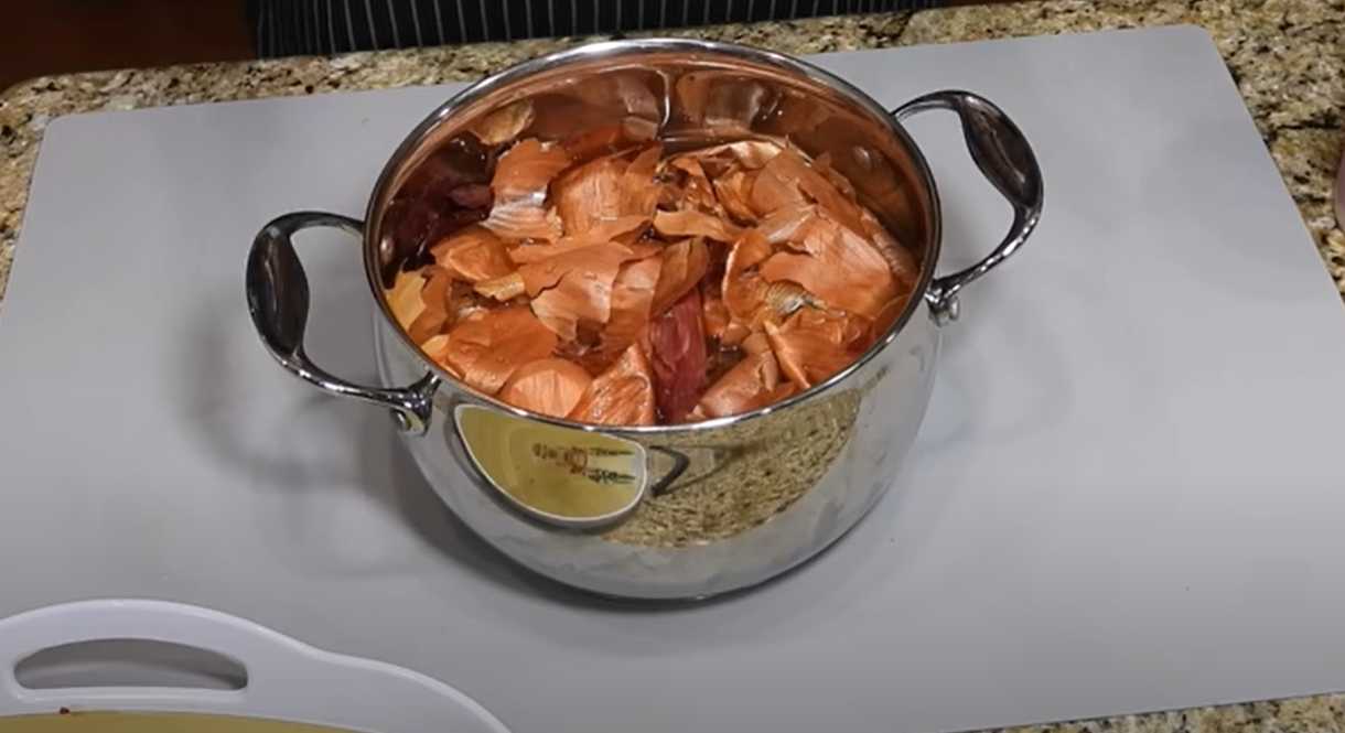 Œufs de Pâques dans des peaux d'oignon - Étape 2