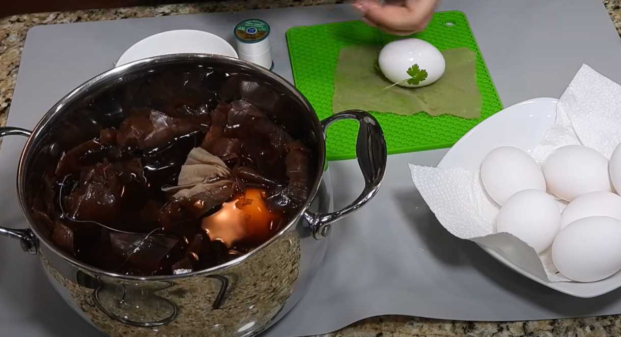 Œufs de Pâques dans des pelures d'oignon - Étape 4