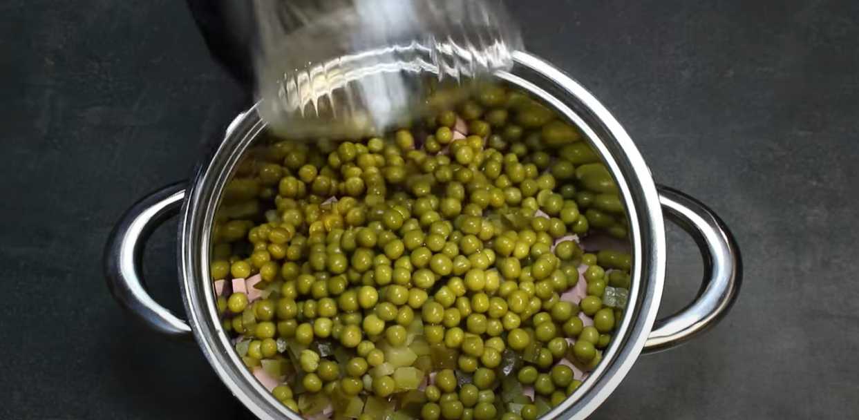 Salade Olivier classique aux saucisses - Étape 5