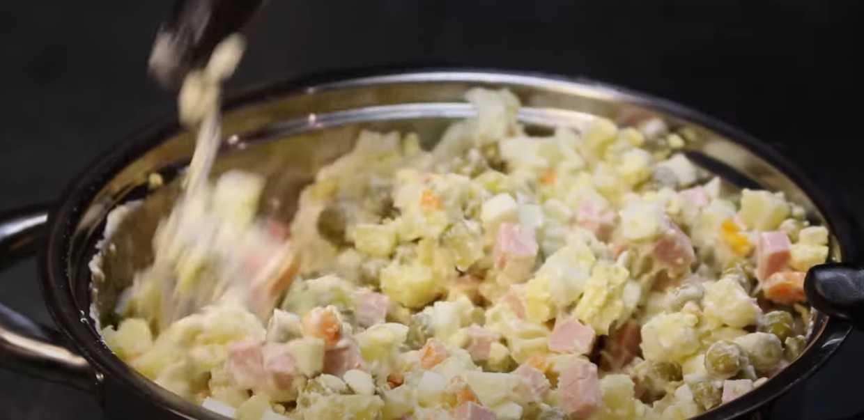 Salade Olivier classique aux saucisses - Étape 6