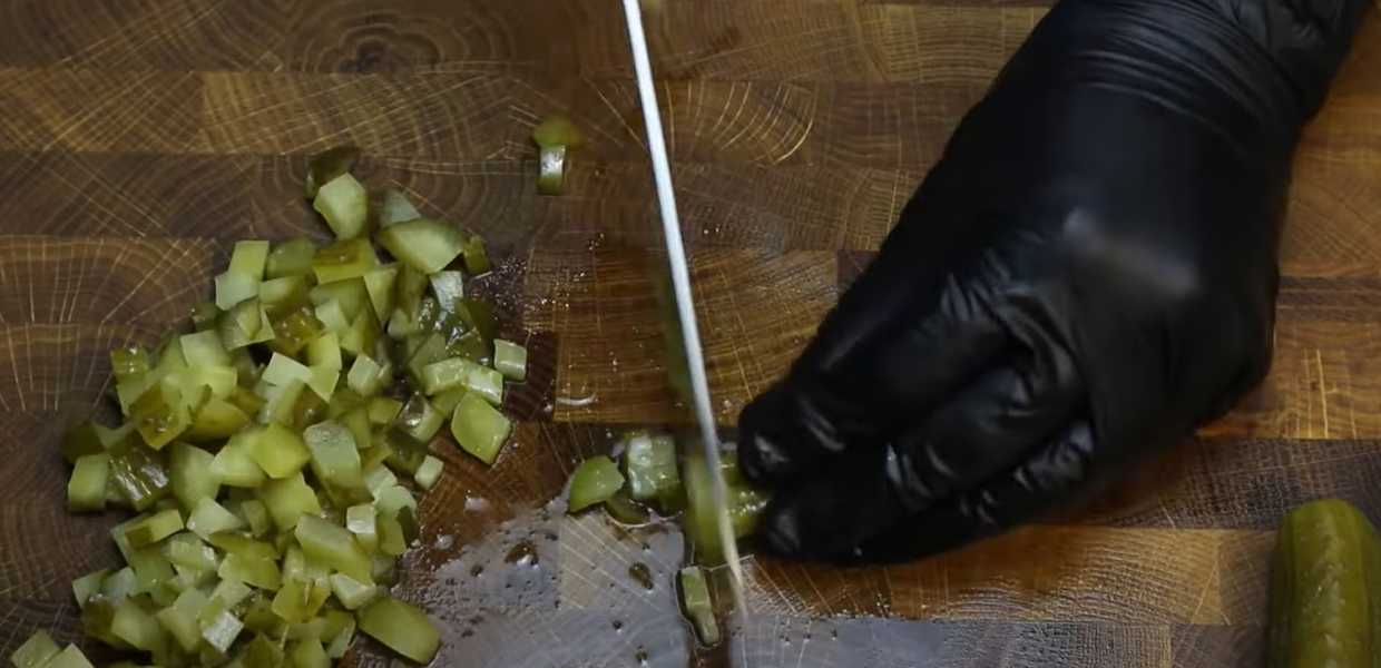 Salade Olivier classique aux saucisses - Étape 4