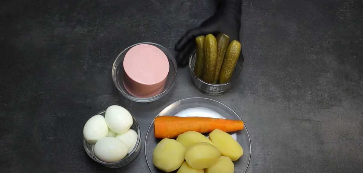 Salade Olivier classique aux saucisses - Étape 1