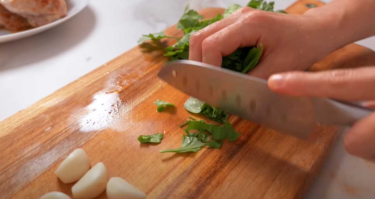 Poulet Chakhokhbili à la géorgienne classique, cuit à la poêle - Étape 8