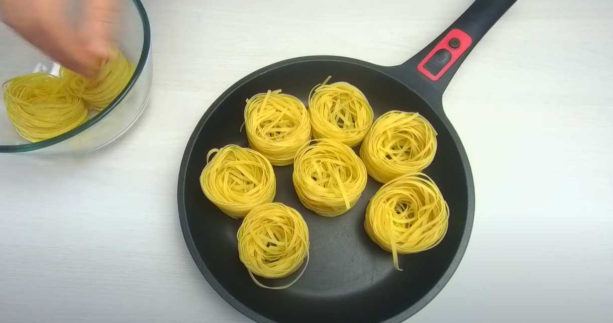 Nids de pâtes à la viande hachée cuits à la poêle - Étape 2