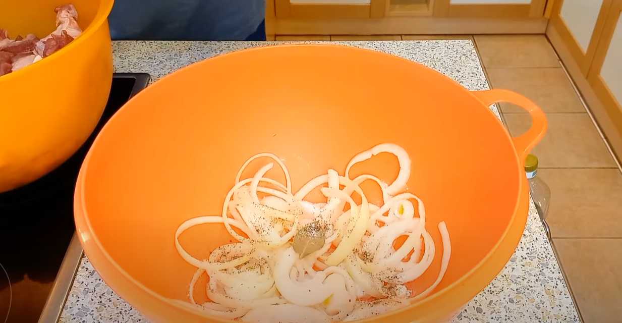 Brochettes de porc soviétiques au vinaigre et aux oignons - Étape 4