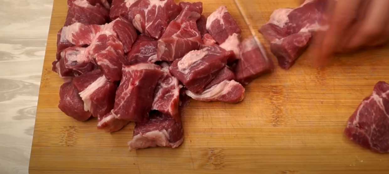 Brochettes de porc sur une plaque de cuisson - Étape 1