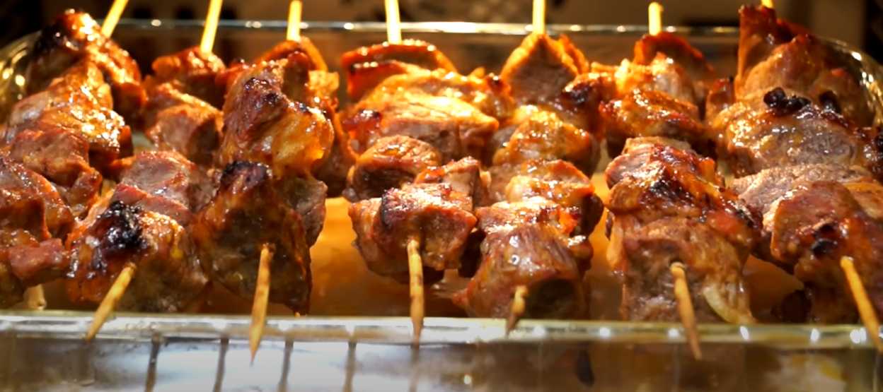 Brochettes de porc sur une plaque de cuisson - Étape 8