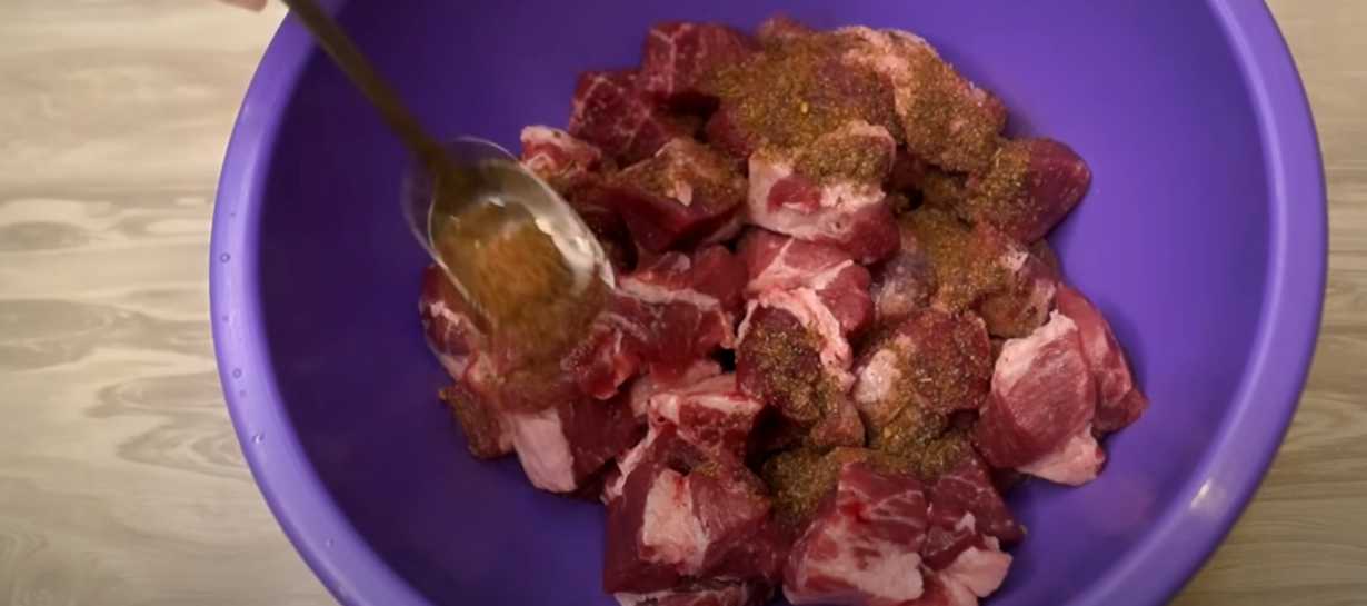 Brochettes de porc sur une plaque de cuisson - Étape 3