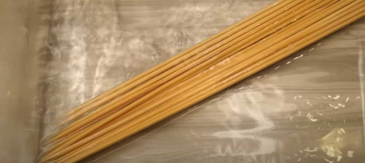 Brochettes de porc sur une plaque de cuisson - Étape 6