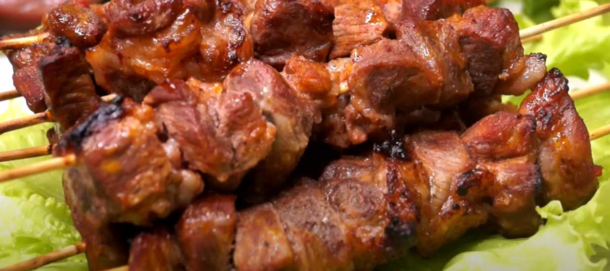 Brochettes de porc sur une plaque de cuisson - Étape 9