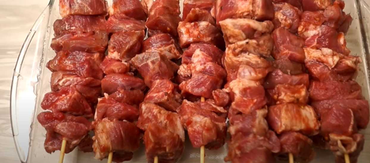 Brochettes de porc sur une plaque de cuisson - Étape 7