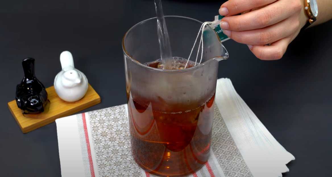 Cuisses de poulet mijotées au thé avec pommes de terre au four - Étape 1