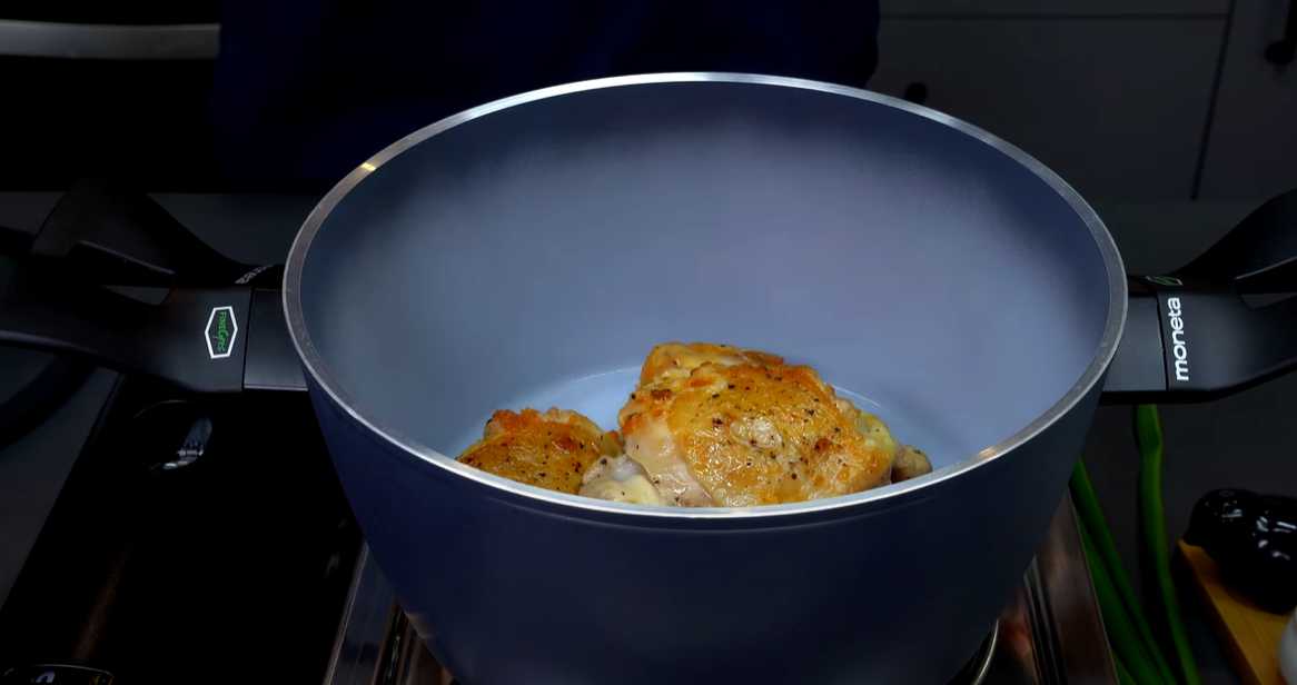 Cuisses de poulet mijotées au thé avec pommes de terre au four - Étape 5