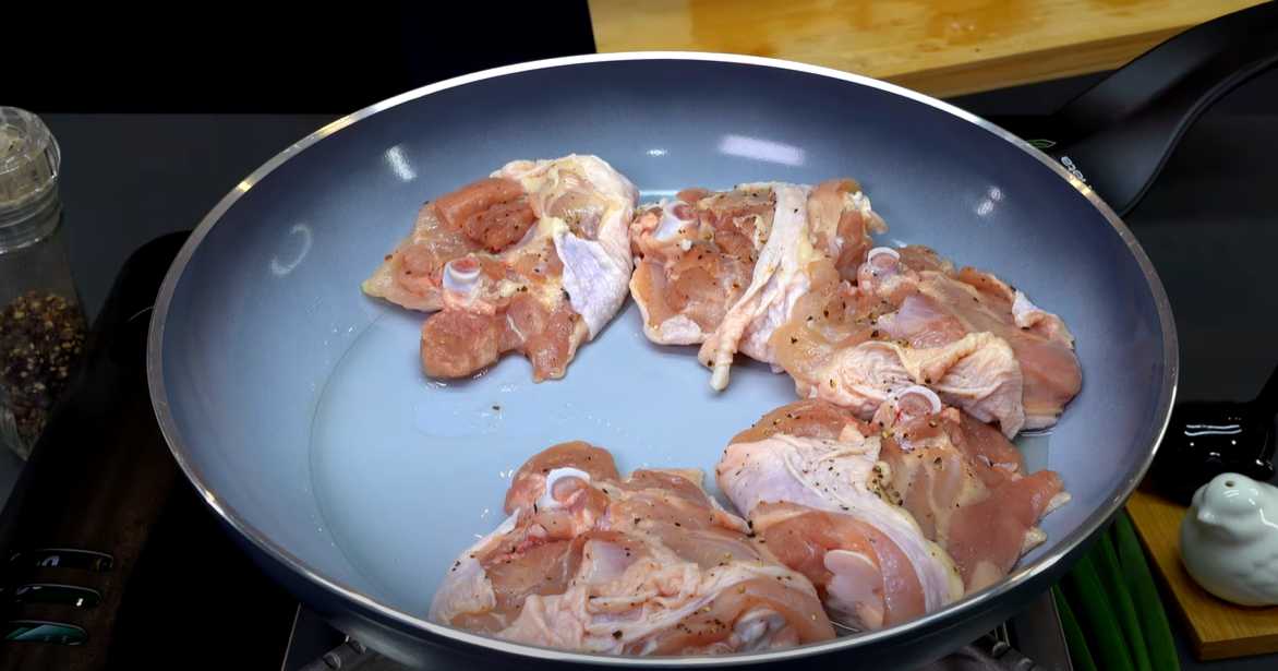 Cuisses de poulet mijotées au thé avec pommes de terre au four - Étape 3