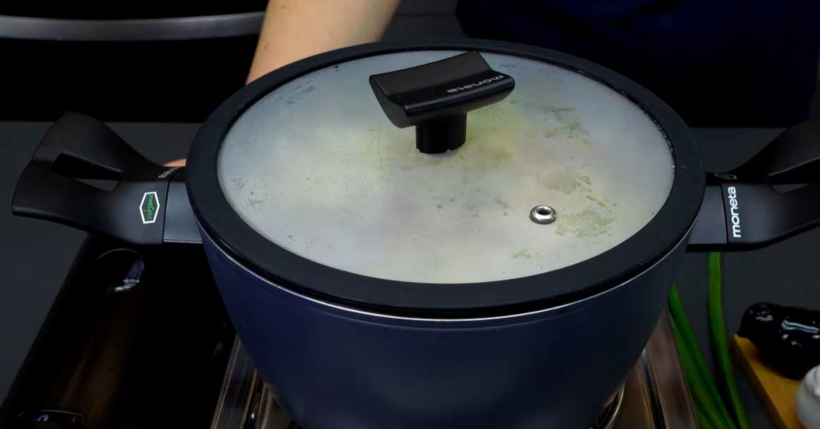 Cuisses de poulet mijotées au thé avec pommes de terre au four - Étape 7