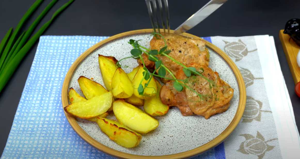 Cuisses de poulet mijotées au thé avec pommes de terre au four - Étape 12
