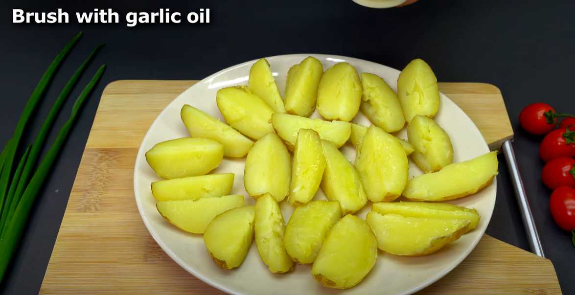 Cuisses de poulet mijotées au thé avec pommes de terre au four - Étape 10