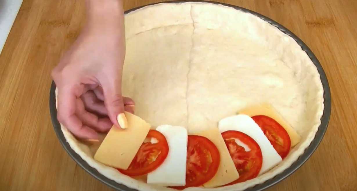 Tarte savoureuse au fromage et aux tomates - Étape 5